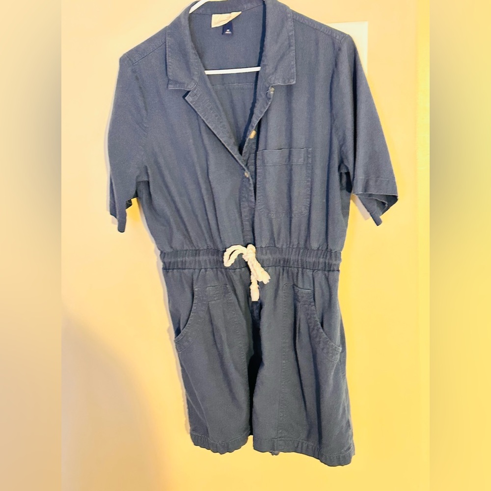 Short navy blue jumpsuit in linen